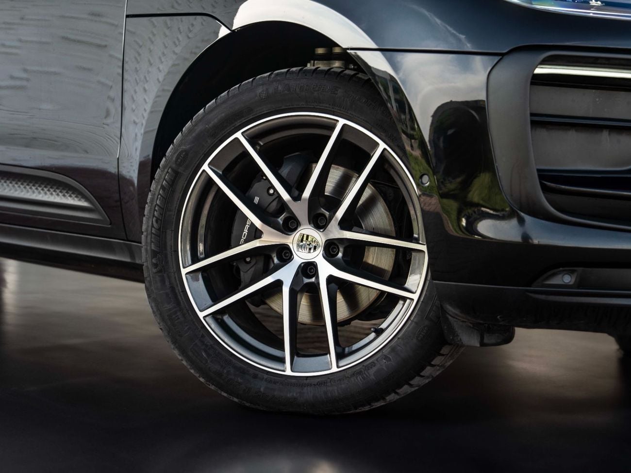 بورش ماكان Base