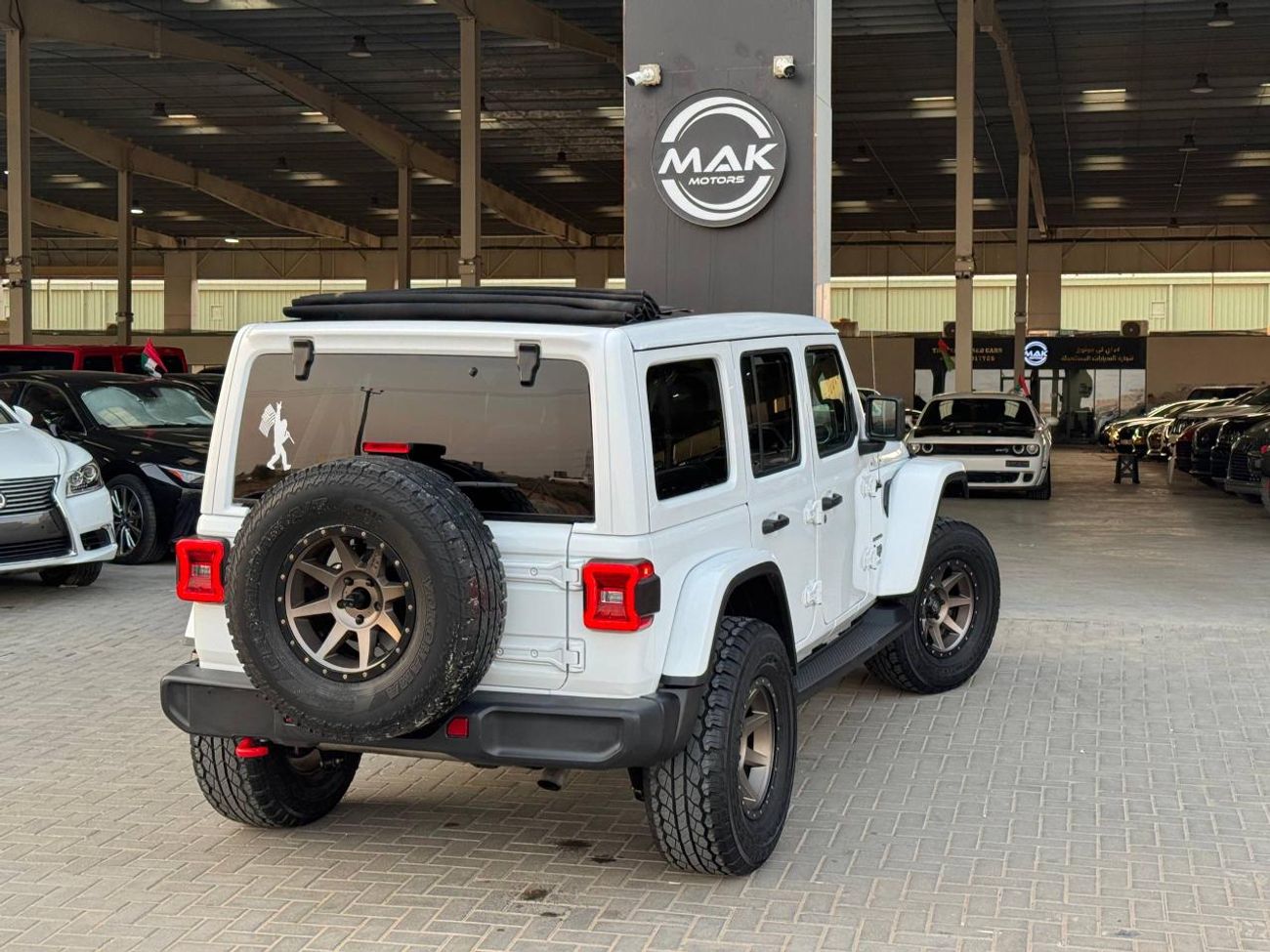 Jeep Wrangler Unlimited Sahara 3.6L 3.6L V6 / SAHARA / PANORAMIC ONE TOUCH ROOF / LEATHER / BIG SCREEN / LOW MILEA