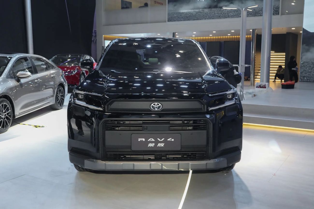 تويوتا راف ٤ 2.5L hybrid 4WD Flagship edition