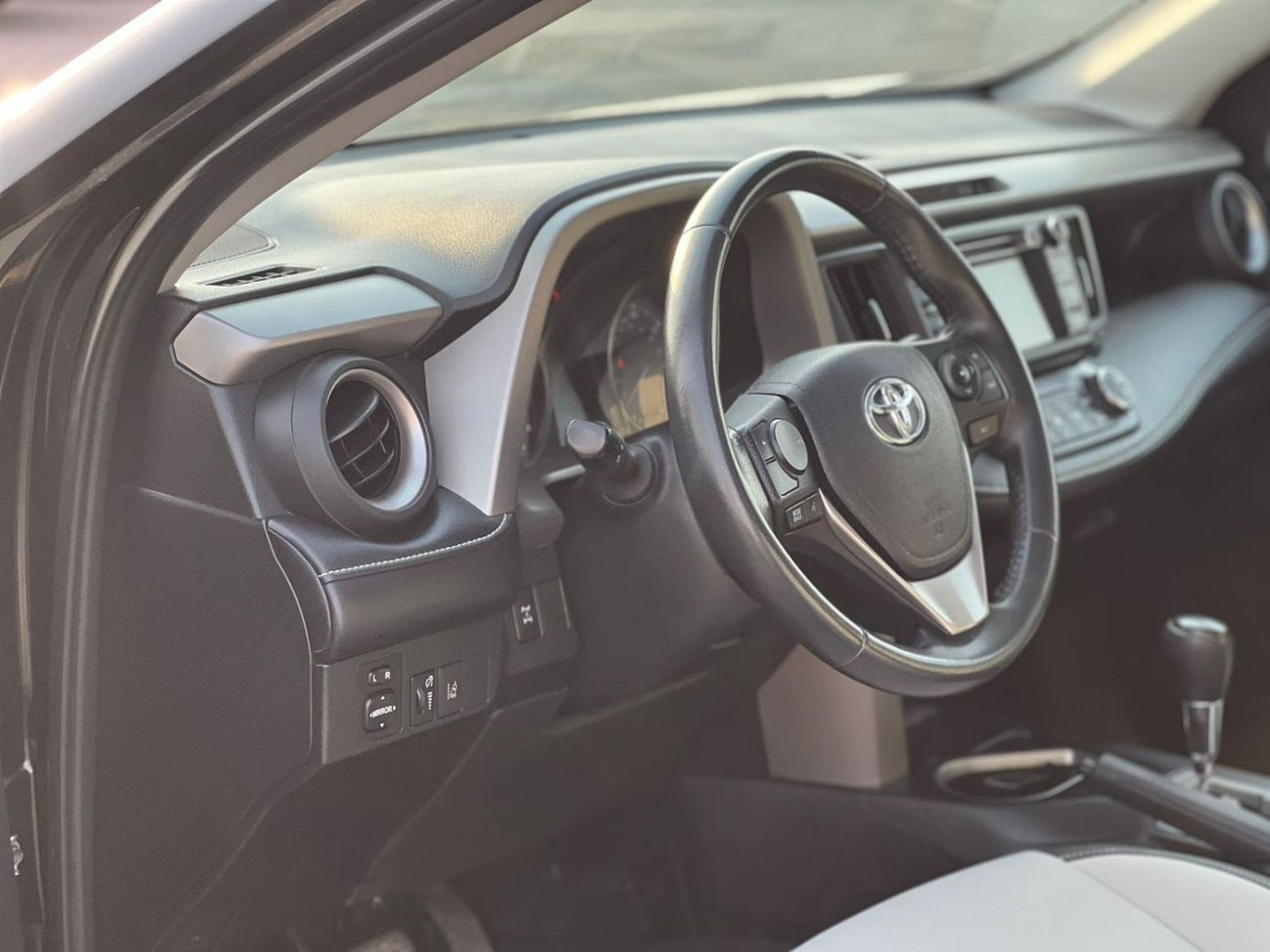 Toyota RAV4 2018 Toyota RAV4 XLE - 2.5L V4-RearCam-AWD 4x4 - Push Start -Leather seat Sunroof - Mileage-