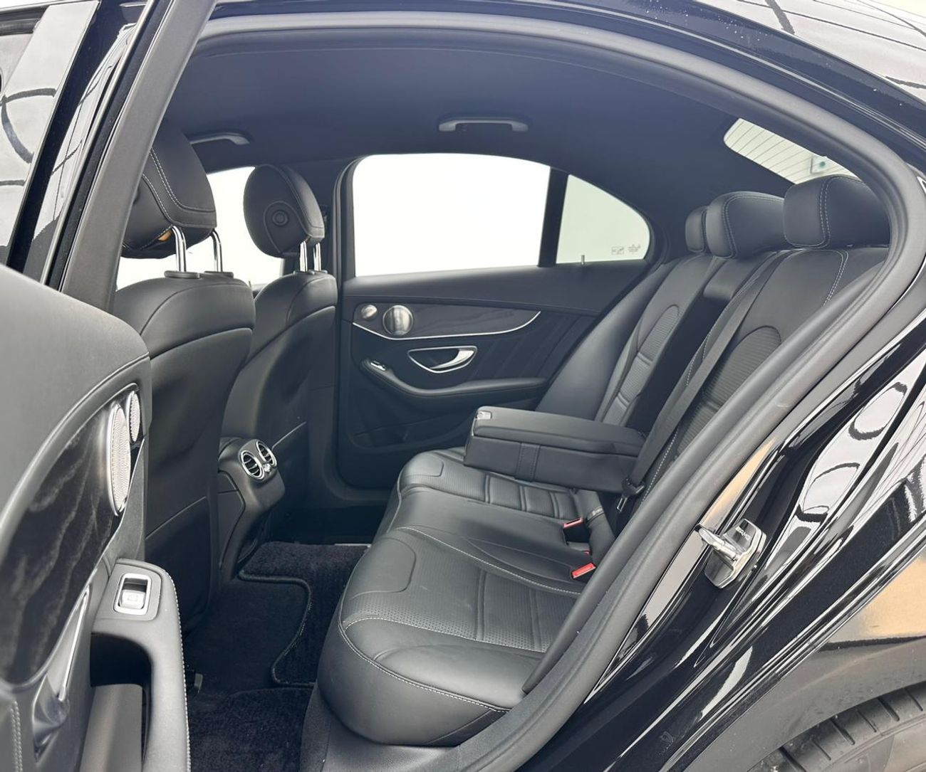 مرسيدس بنز C 63 AMG Std 4.0L Sedan