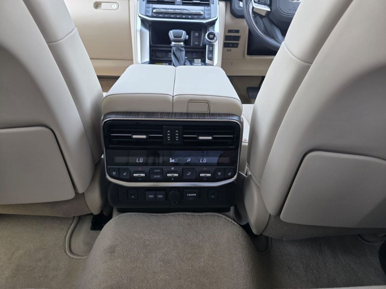 تويوتا لاند كروزر Brand New Toyota land cruiser LC300 ,SAHARA ,year 2025 ,Right Hand Drive ,Diesel 3.3L only For expor