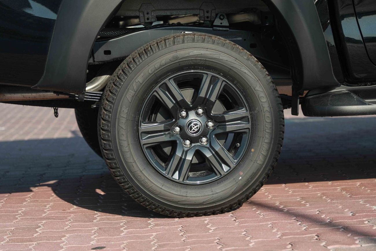 Toyota Hilux 2025 TOYOTA HILUX SR5 4.0 - ATTITUDE BLACK inside RED | Export Only