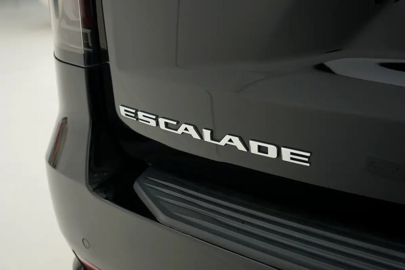 كاديلاك إسكالاد 600 بلاك إديشن GCC SPECS | BLACK EDITION | 6.2L V8 | 7 SEATS