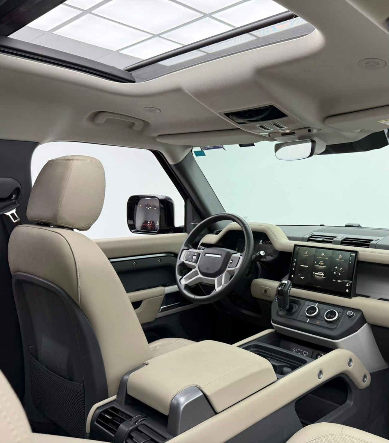 لاند روفر ديفندر P300 110 SE 2.0L (5 Seater) 2024 Land Rover Defender 110 SE P300, 2029 LR Warranty, Full LR Service 