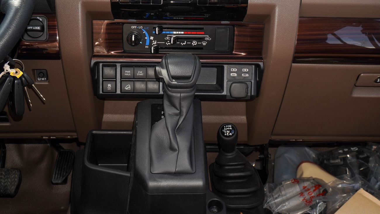 تويوتا لاند كروزر بيك آب LX 4.0L V6 A/T