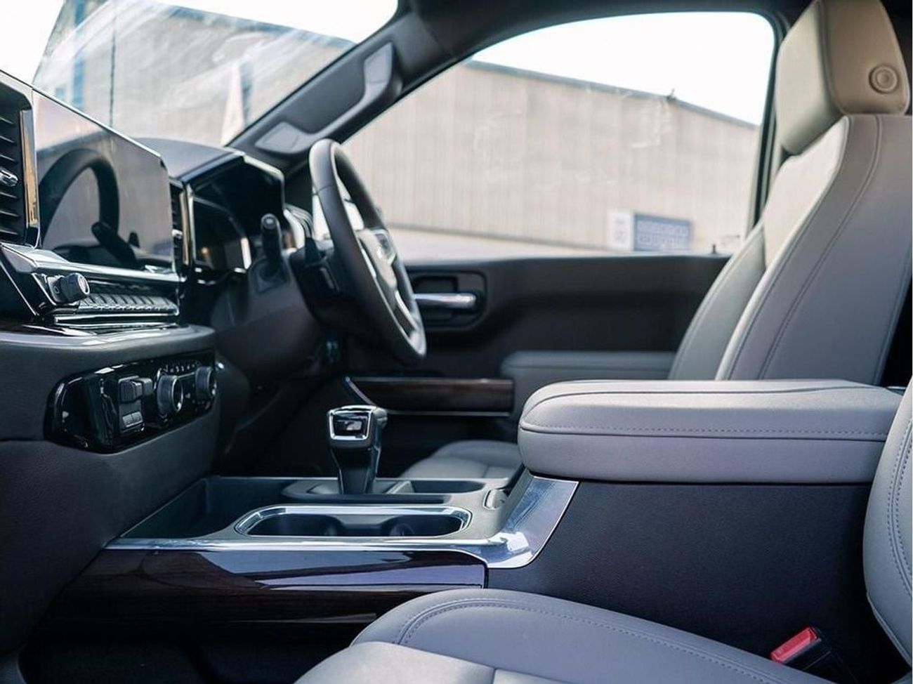 شيفروليه سيلفارادو Z71 Off Road in Right Hand Drive