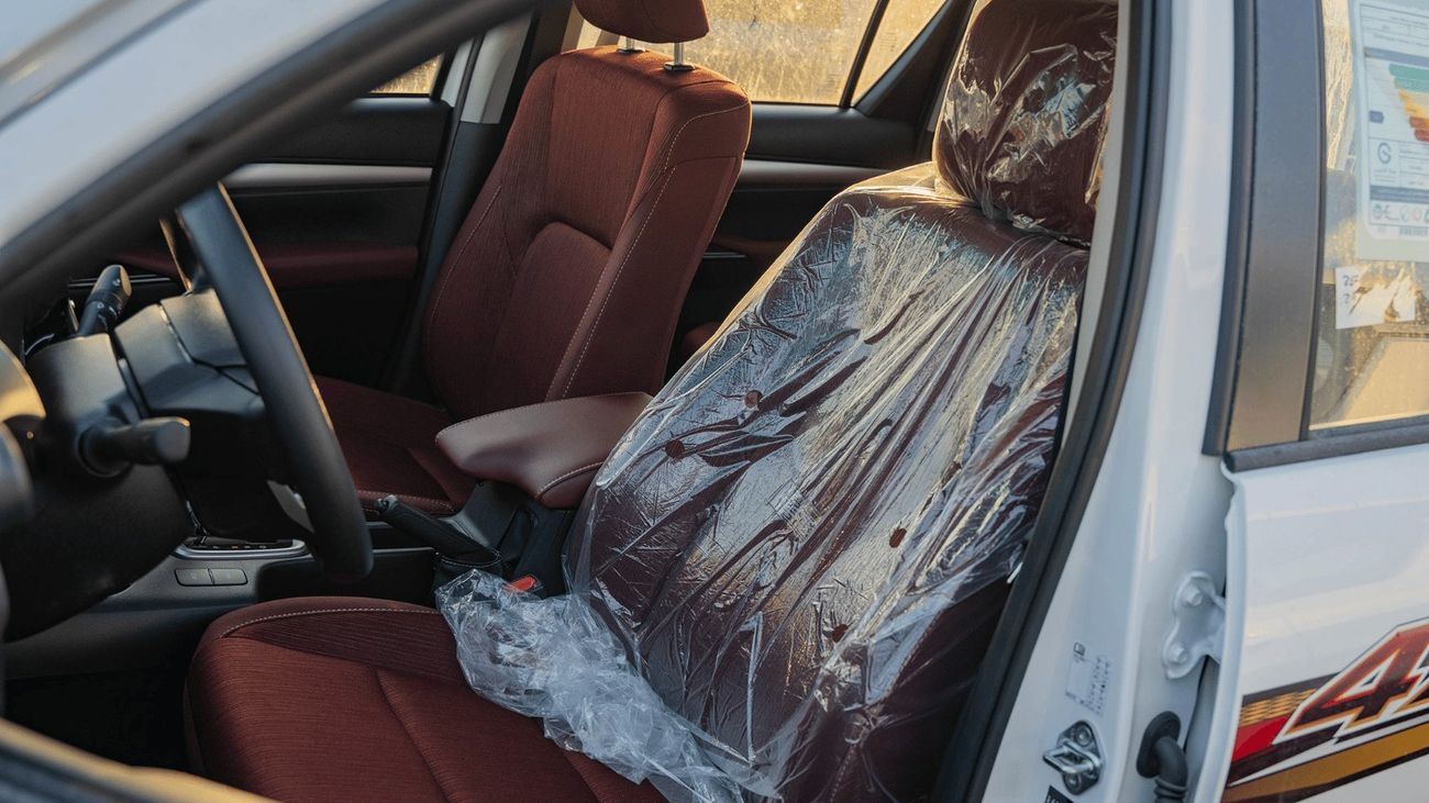 Toyota Hilux ECT0118 - Toyota Hilux DCab GLXS – 2.7L Petrol Auto 4wd White with Red 2025