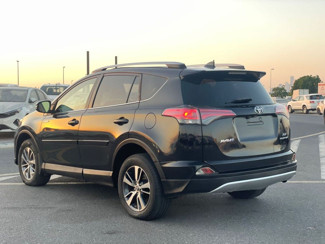 Toyota RAV4 2018 Toyota Rav4 XLE 4x4 Full Option Push Start - Sunroof - Hybrid Fuel - 40,000 Mileage