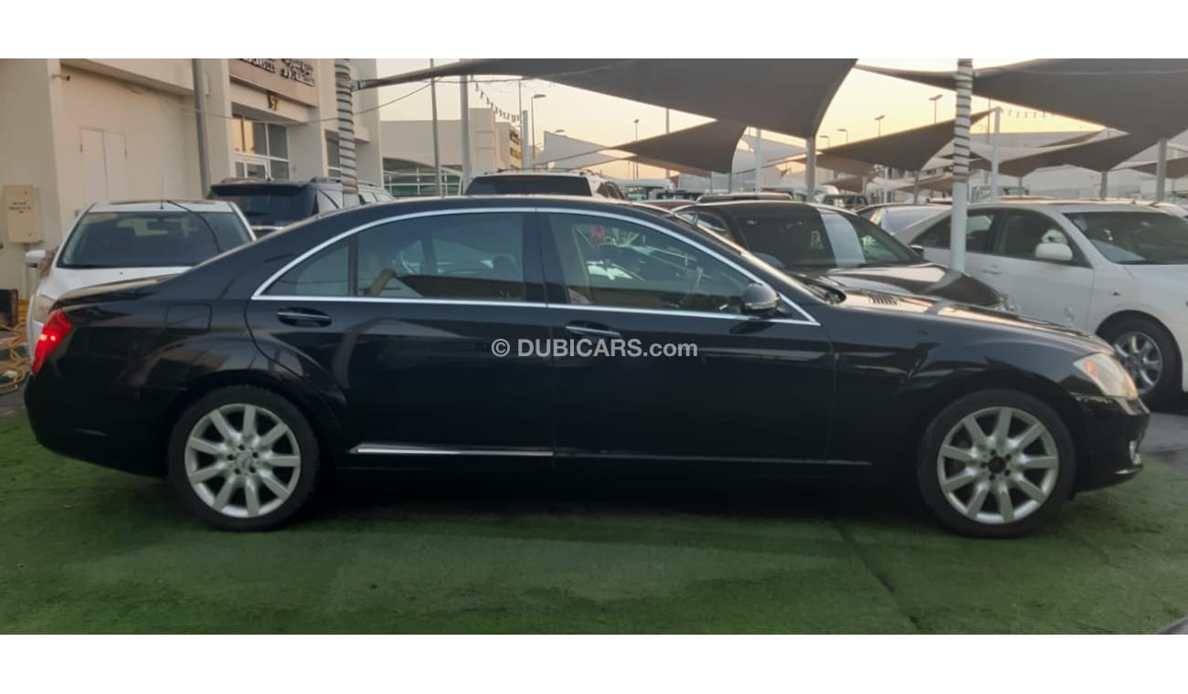 مرسيدس بنز S 350 خليجى - بانوراما - شاشة -كاميراخلفية - أبواب شفط - مرايا كهربائية -رنجات - حساسات - أنوار ضباب