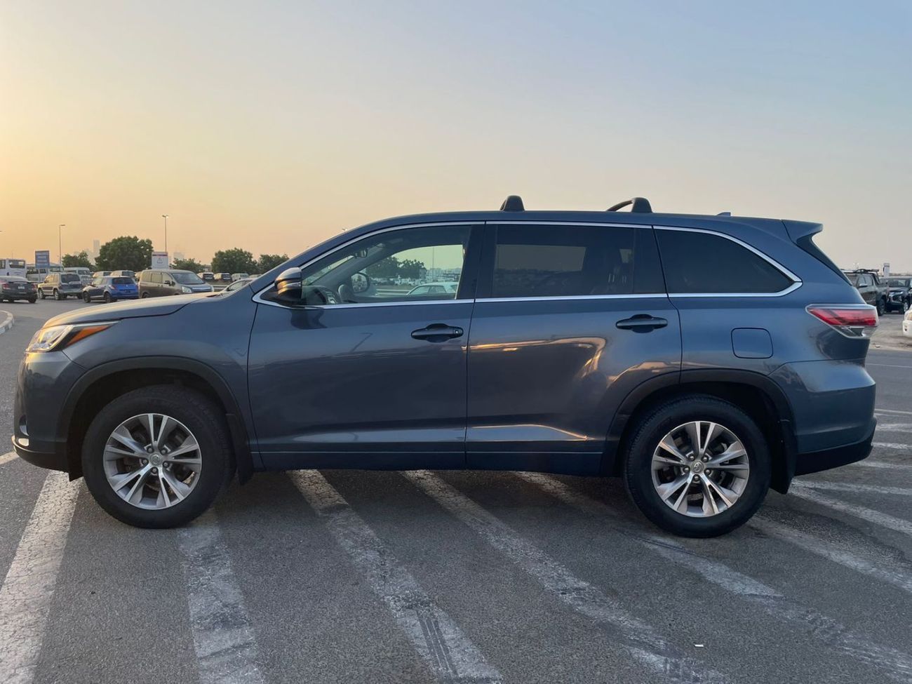 Toyota Highlander 2015 Toyota Highlander LE MidOption+ 3.5L V6 - AWD 4x4 - 7 Seater - Trunk Auto -