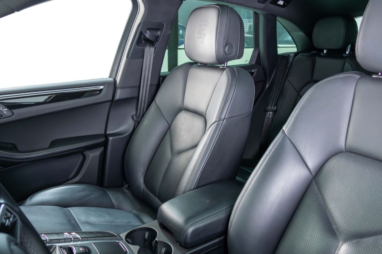 Porsche Macan Std 2.0L (260 HP) Special Color - GCC Specs - Immaculate condition