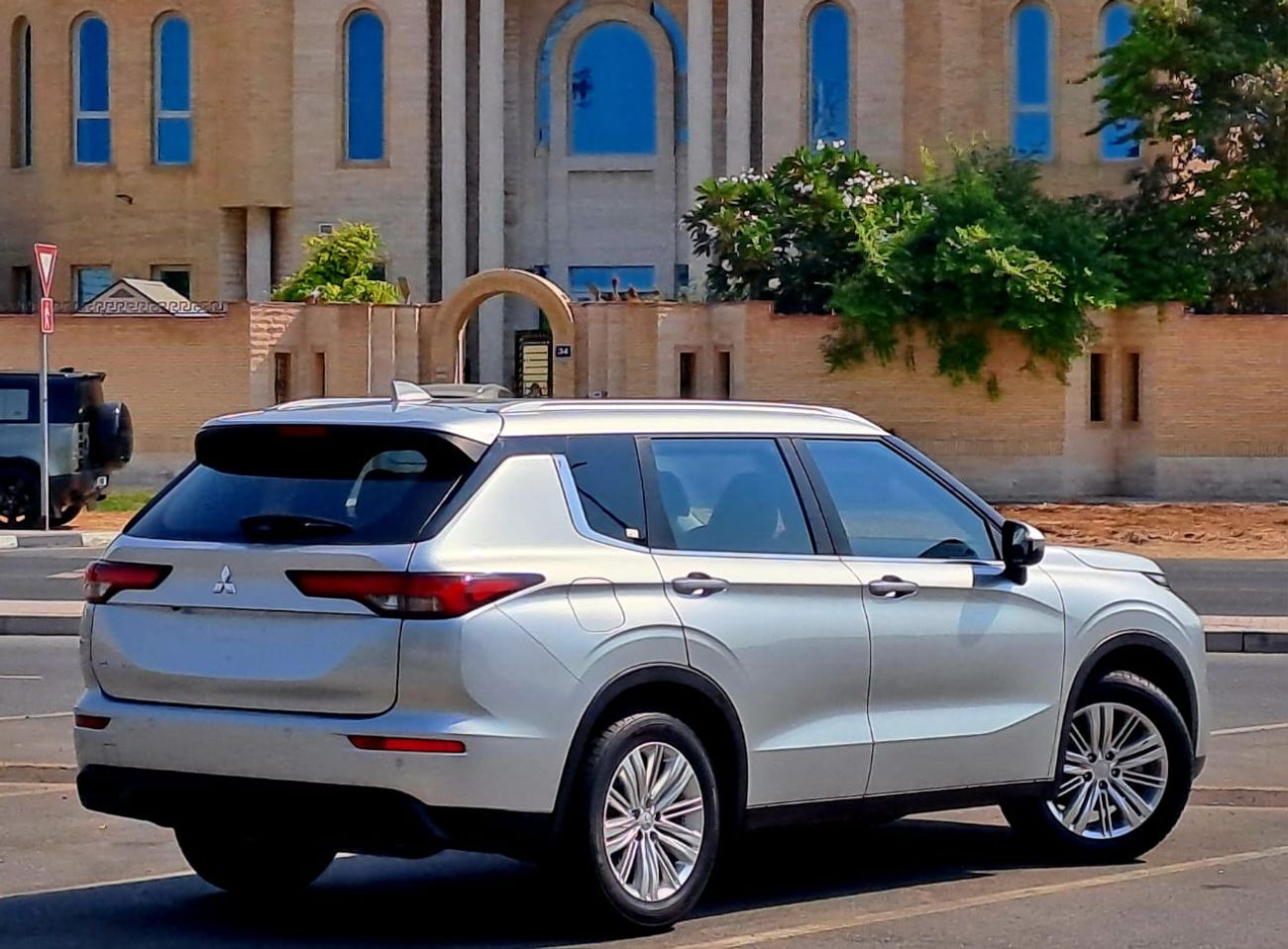 Mitsubishi Outlander GLX 2.4L 1130-Monthly l GCC l Cruise, Camera, GPS l Accident Free