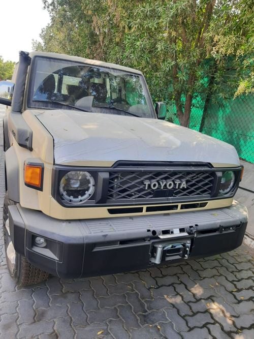 تويوتا لاند كروزر 70 TOYOTA LAND CRUISER LC76 4.0L AT FULL OPTION