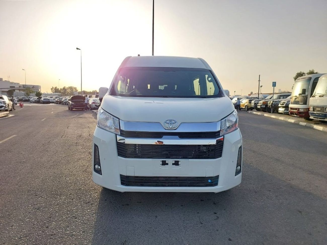 Toyota Hiace TOYOTA HIACE COMMUTER VAN RHD 2020 MODEL 2.8 L DIESEL AUTOMATIC(PM05350)