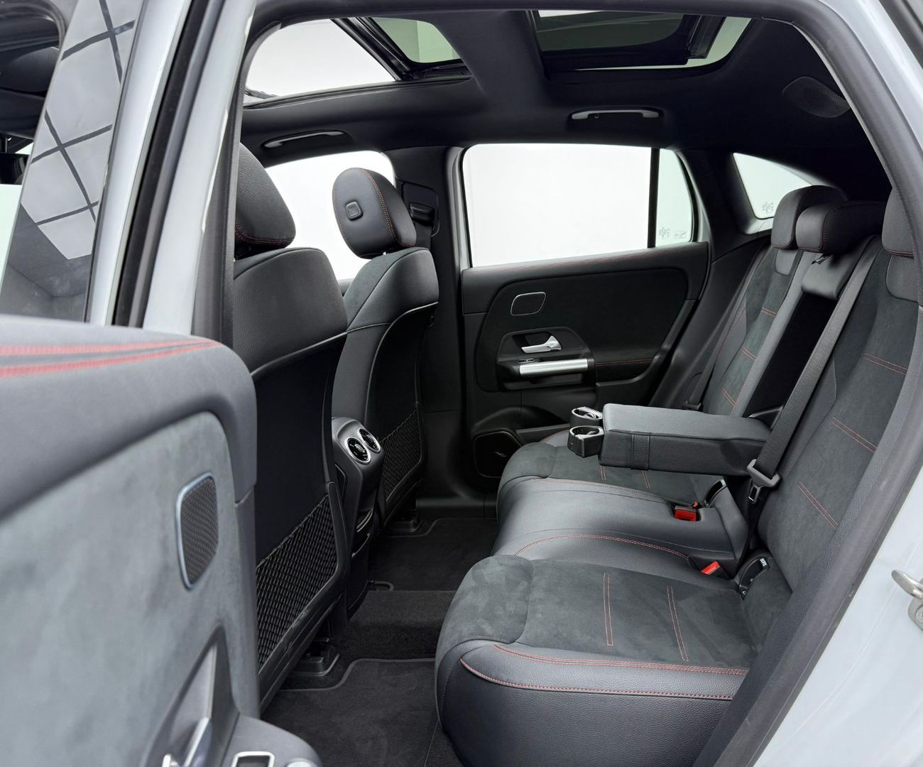 مرسيدس بنز EQA 350 SUV 2023 Mercedes Benz EQA 350 4Matic, 2032 MB Warranty + Service Pack, Very Low Km, GCC