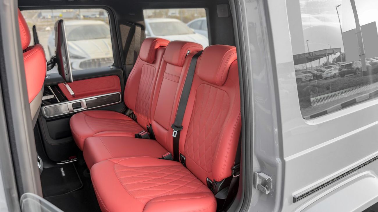 مرسيدس بنز G 63 AMG ستاندارد مرسيدس بنز AMG G 63 موديل 2026، محرك بنزين 4.0 لتر، ناقل حركة أوتوماتيكي (لون ناردو رمادي-أحمر)
