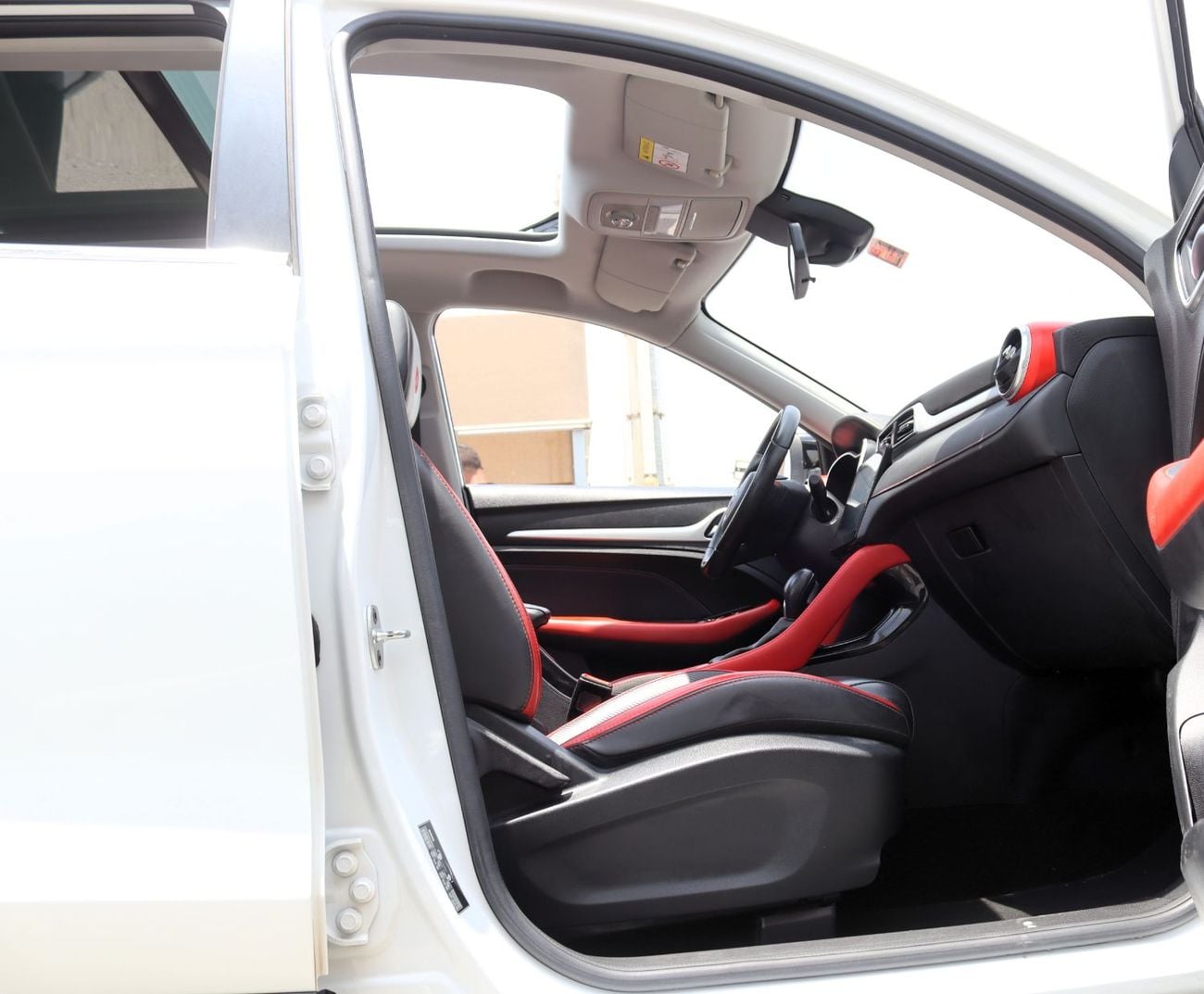 MG ZS LUX