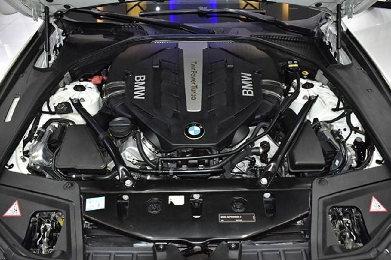 بي أم دبليو 550i EXCELLENT DEAL for our BMW 550i M-Kit ( 2015 Model ) in White Color Japanese Specs