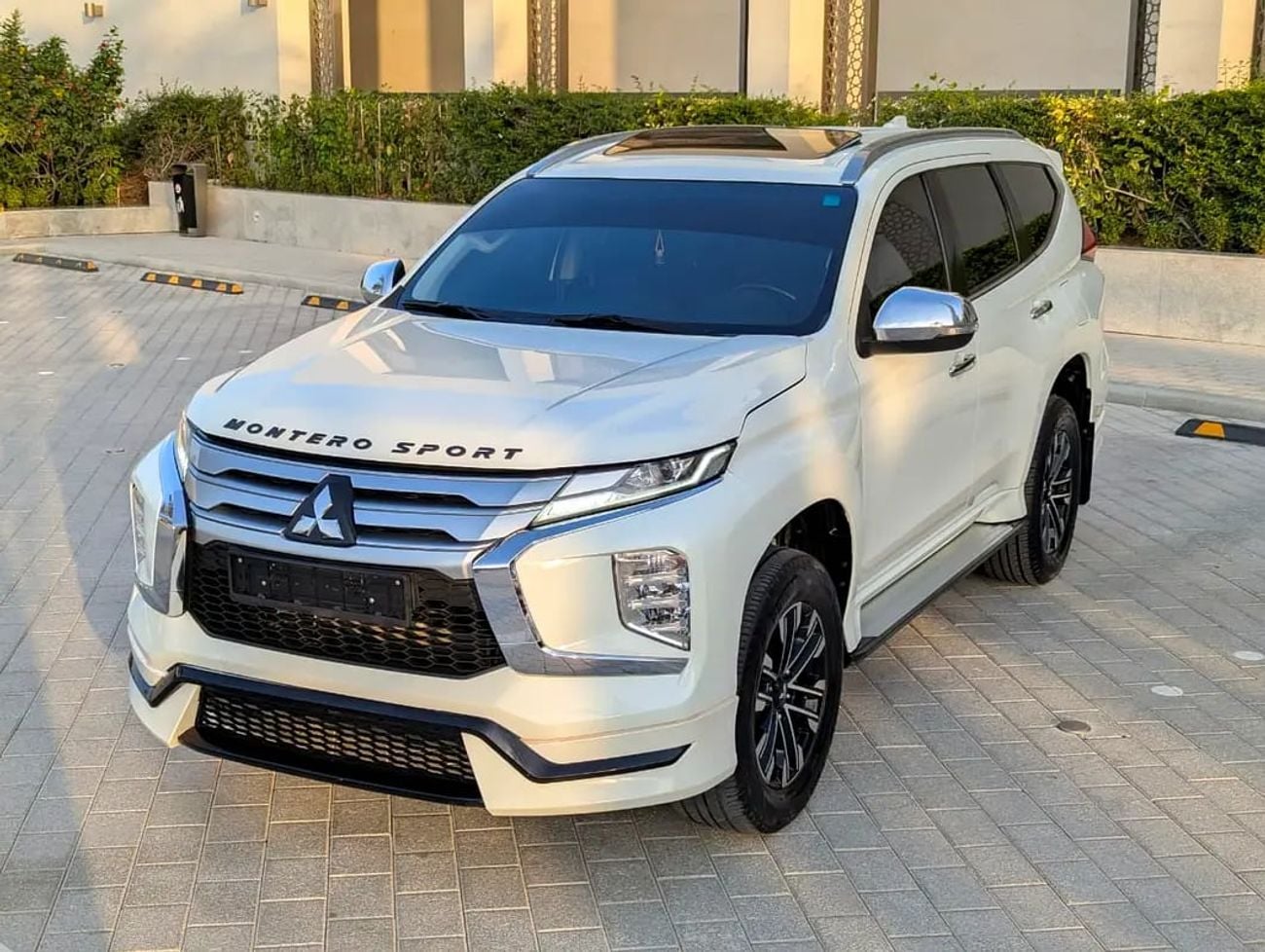 ميتسوبيشي مونتيرو سبورت GLS 4WD Top Line - GCC Specs - Like New!