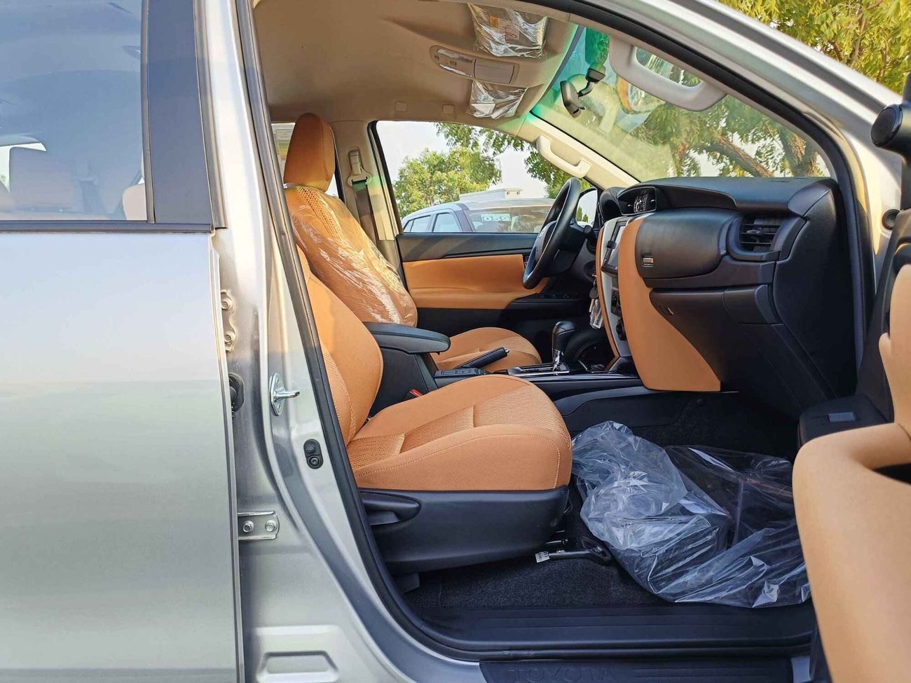 Toyota Fortuner DIESEL, 2.4L V4 / SC 8 AUDIO DISPLAY / MANUAL A.C / "17" STEEL WHEELS / 4X4 (CODE # FD24B)