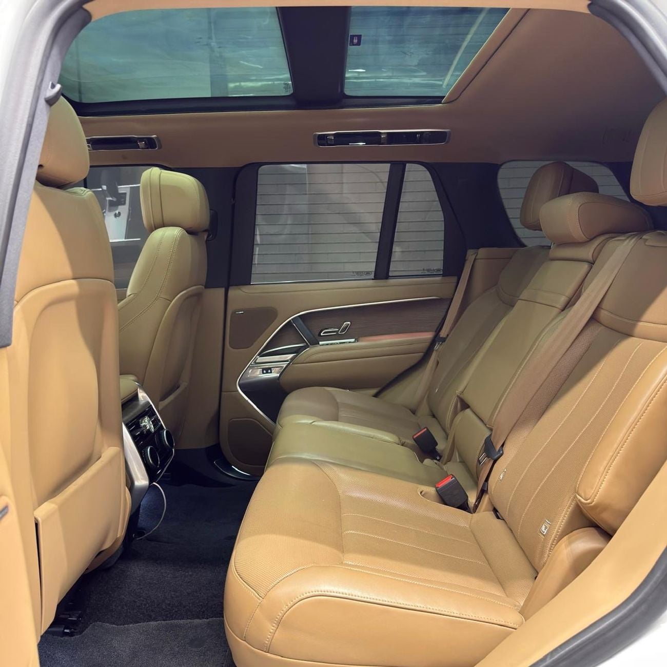 Land Rover Range Rover HSE P400 GCC warranty and service contract until 2030