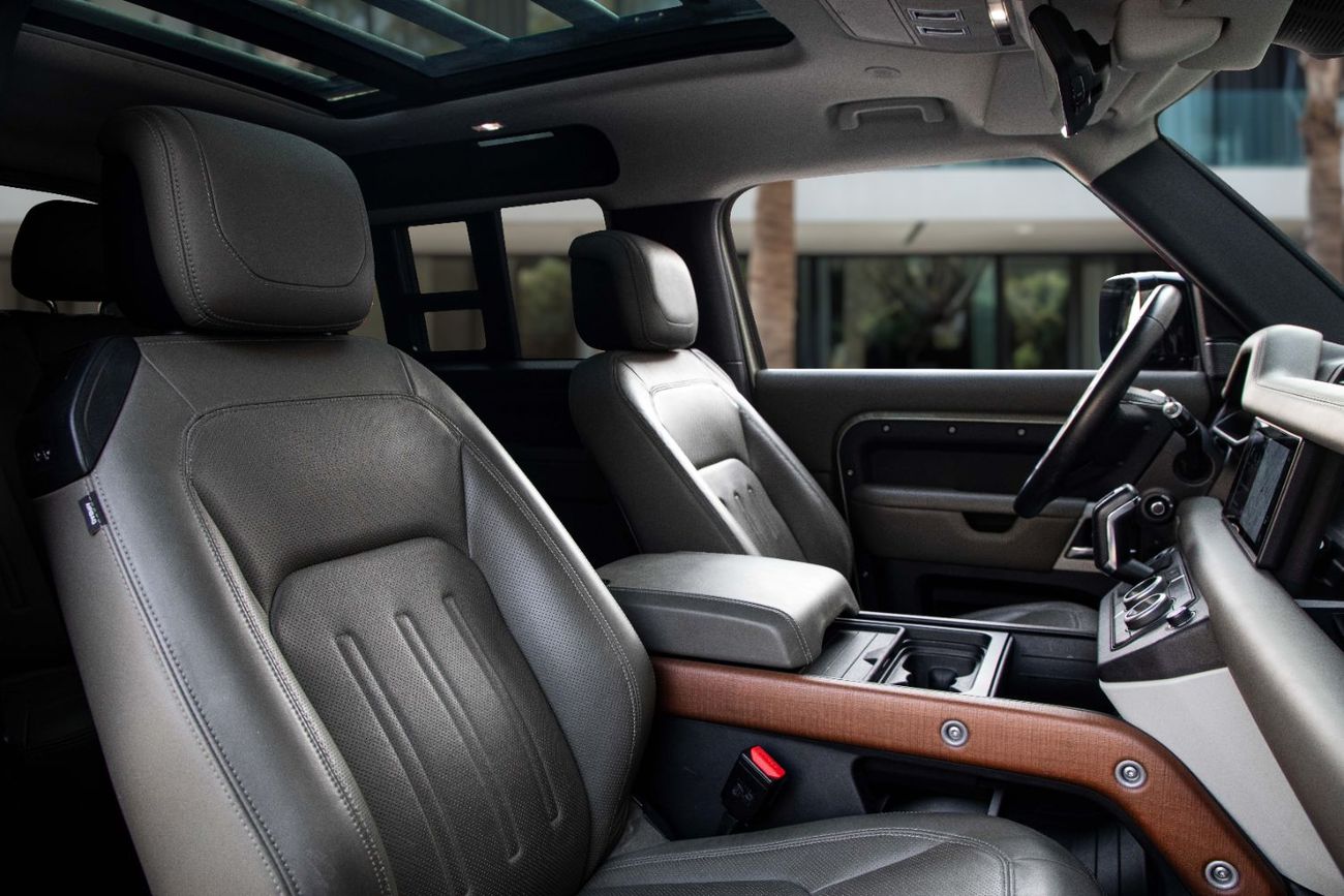 لاند روفر ديفندر 4,896 P.M  | 0% Downpayment | HSE P400 || IMMACULATE!