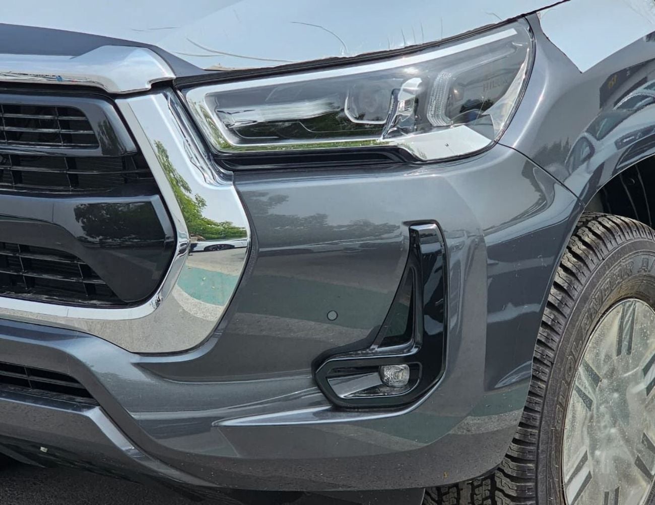 Toyota Hilux SR5 STD || 4.0L PETROL 4WD | WOOD INTERIOR W VISOR | BLIND SPOT | DIFFLOCK | DVD+CAMERA (CODE # H6B)