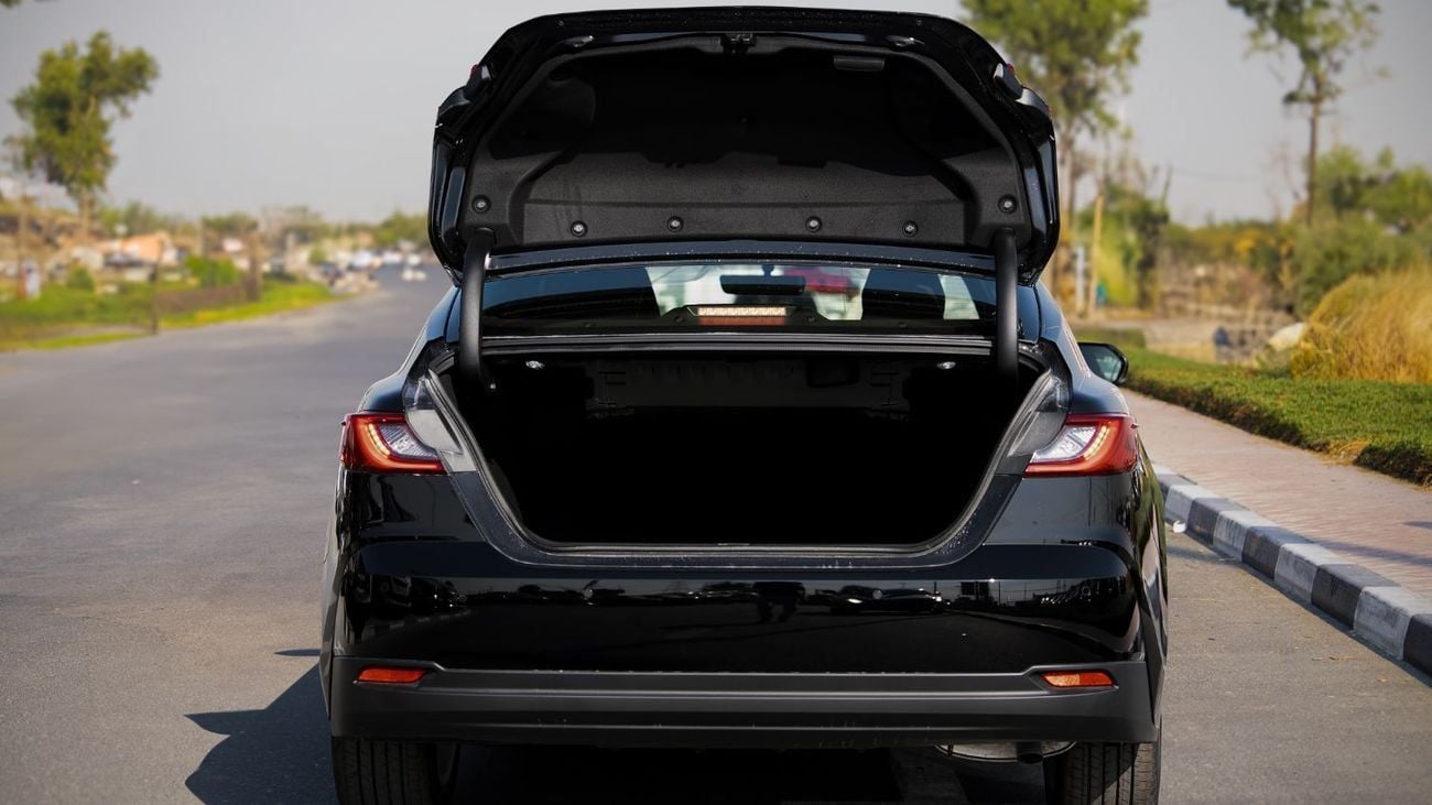 تويوتا كامري LE 2.5L - Black Inside Black