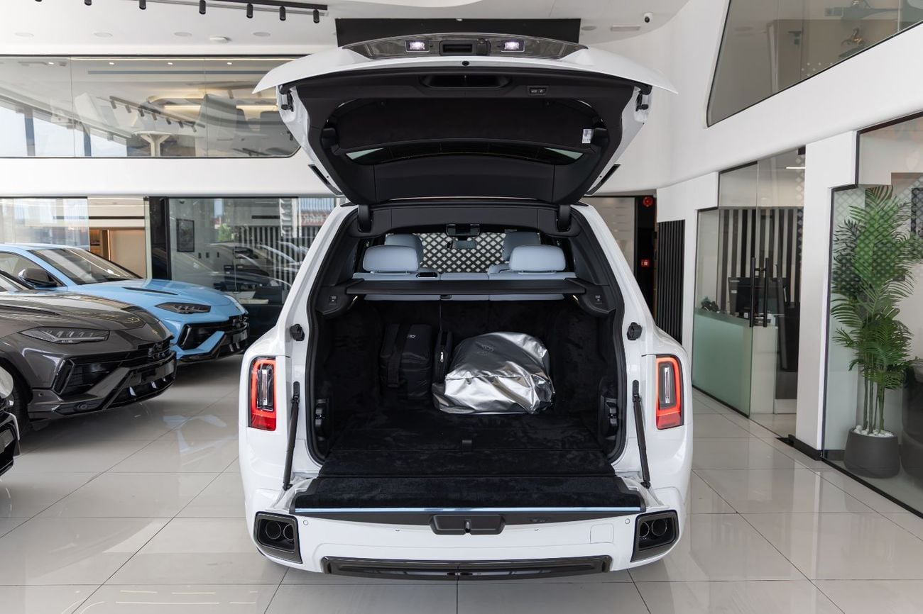 رولز رويس كولينان ROLLS-ROYCE CULLINAN | BLACK BADGE | FULL OPTIONS | BESPOKE SOUND SYSTEM | GCC SPECS | DEALER WARRAN