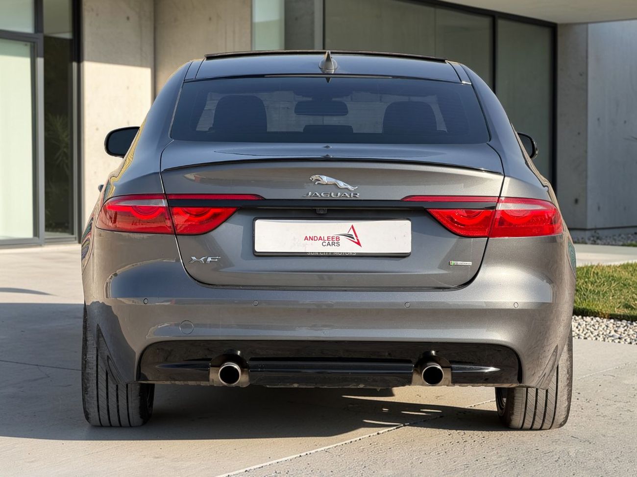 Jaguar XF R-Sport 2.0L Sedan JAGUAR XF R-SPORT | 2016 | GCC SPECS | 2.0L TURBO | AED 35,000