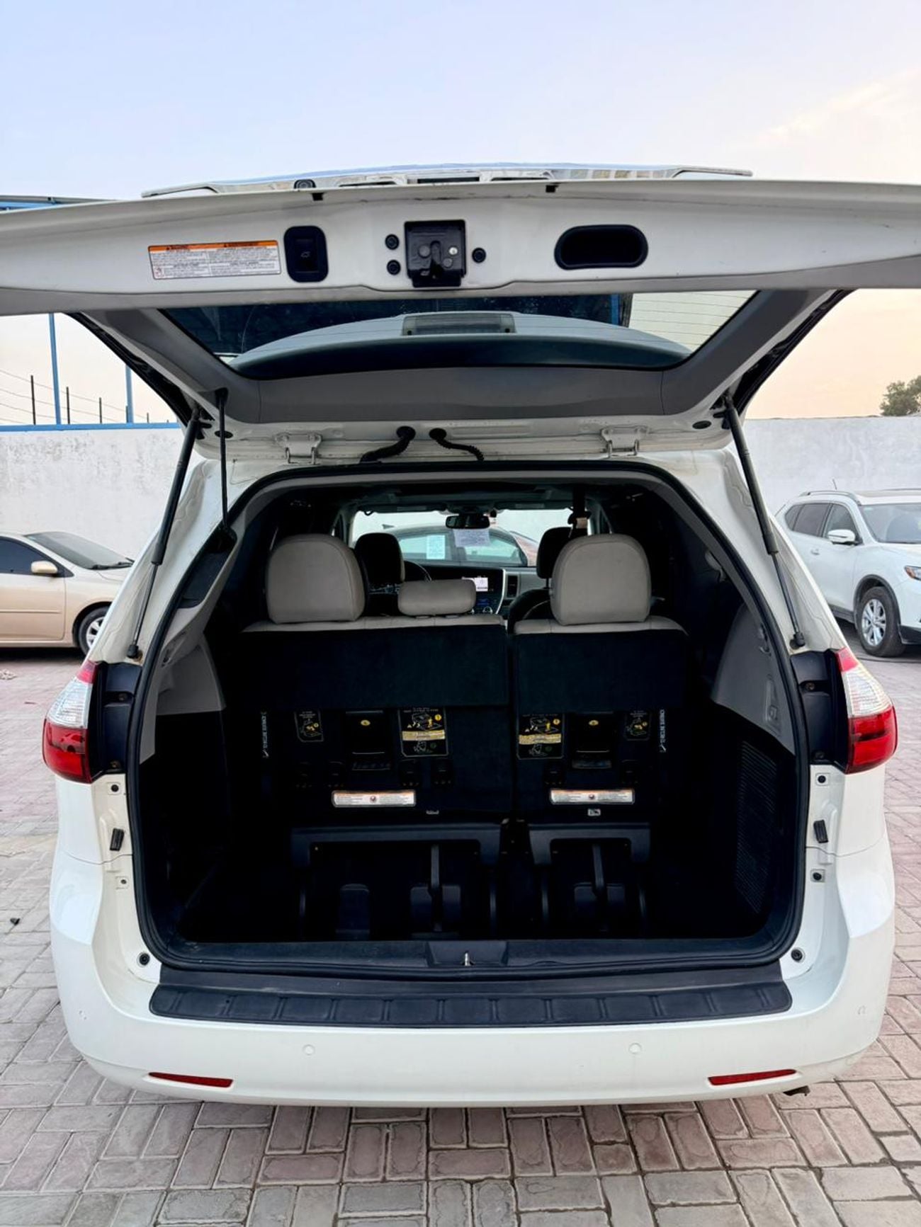 Toyota Sienna 2018 TOYOTA SIENNA XLE 360 cam  full option Ready  White