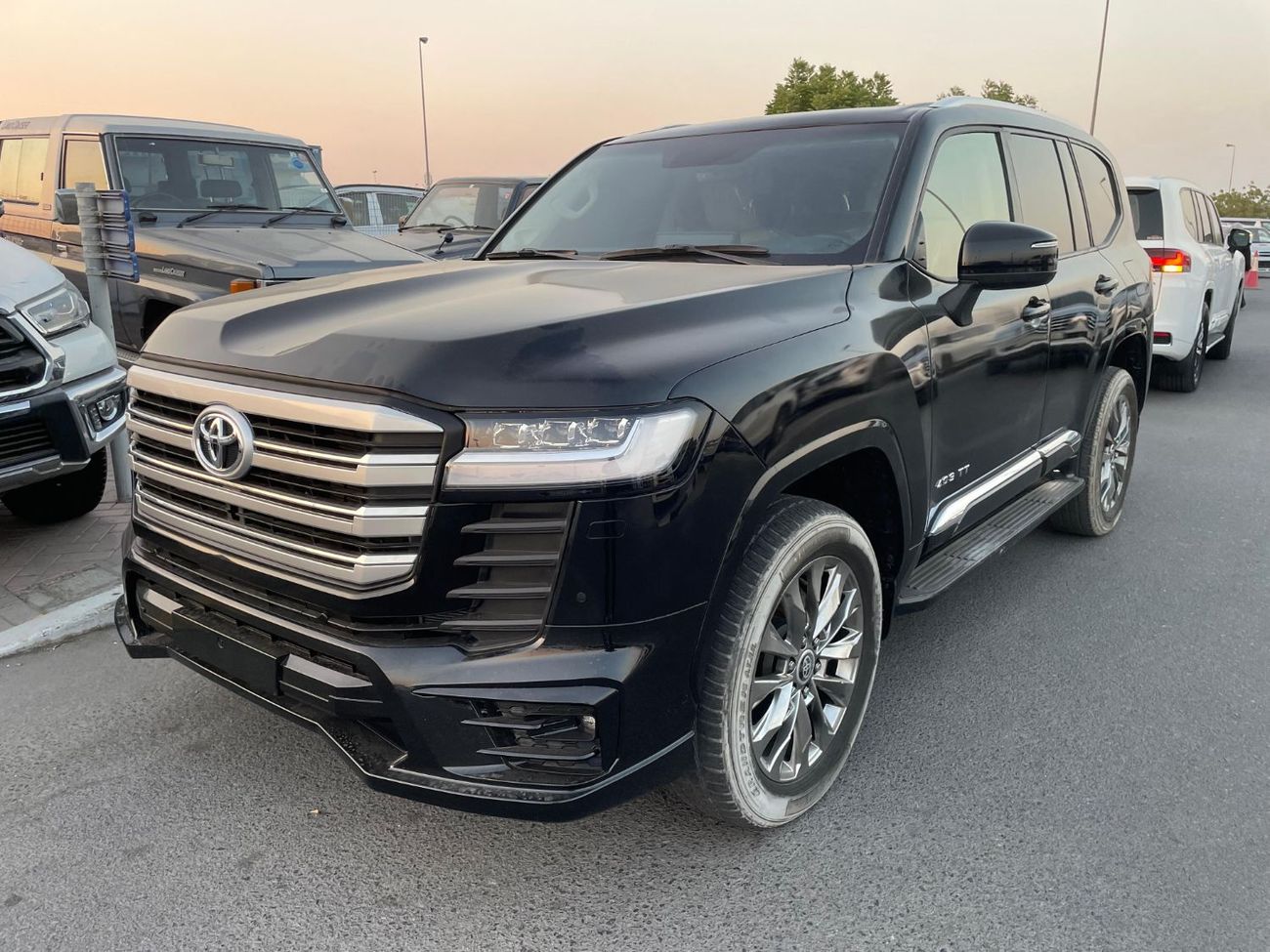 تويوتا لاند كروزر Toyota landcruise 2024 Model GXR 4.0L colour Black Transmission Automatic Interior Beige 7seats leat