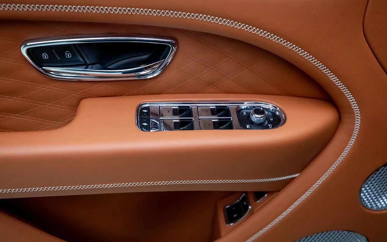 Bentley Bentayga Azure 4.0T - GCC Spec - With Warranty and Service contract ( Al Habtoor )