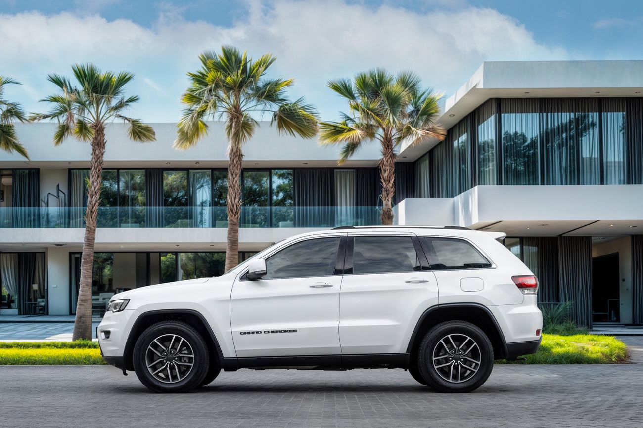 جيب جراند شيروكي Grand Cherokee LAREDO | 1,655 P.M | 0% Downpayment | Low KM | Warranty | Pristine!