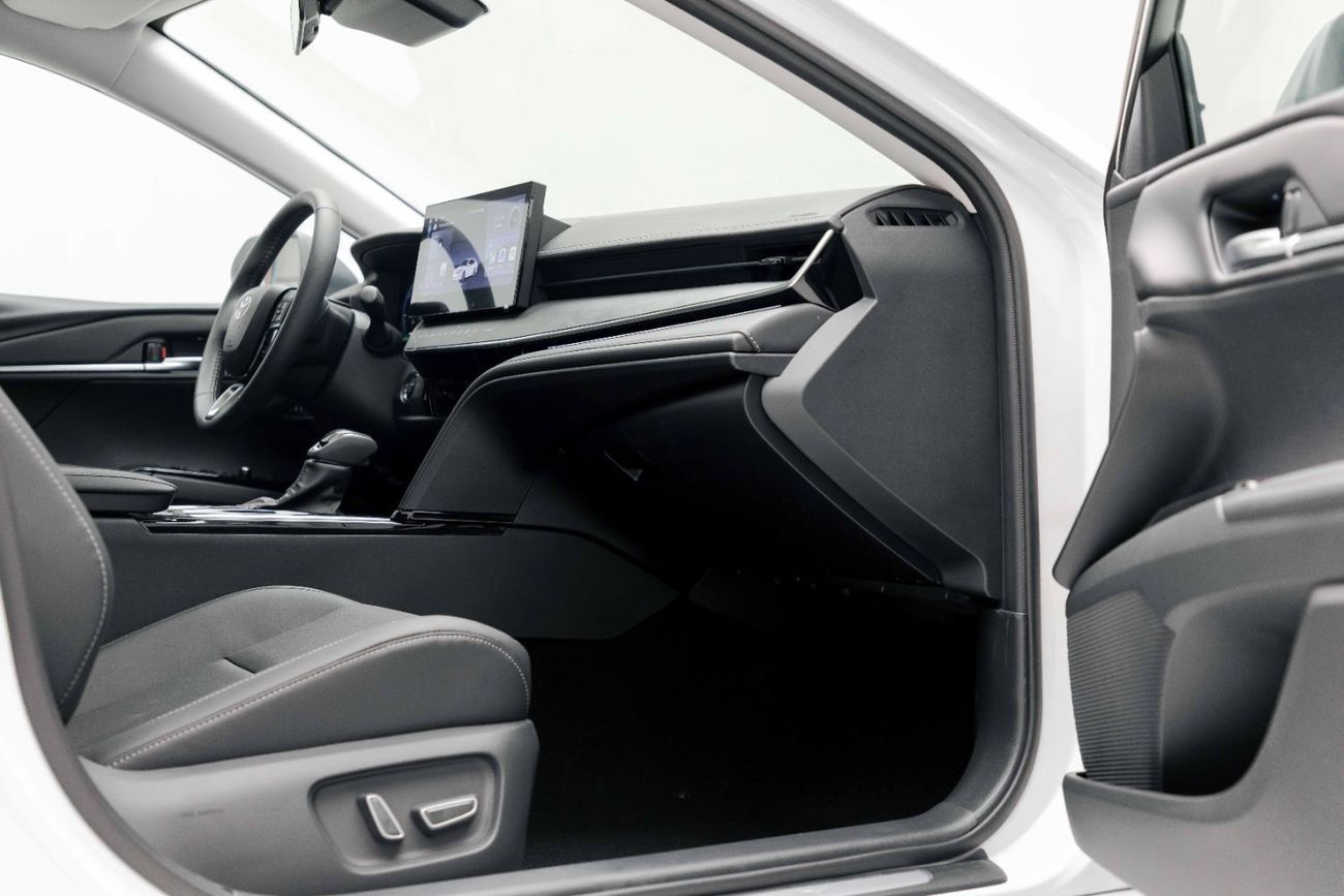 تويوتا كامري Premium 2.5L - Hybrid - White Inside Black | Export Only