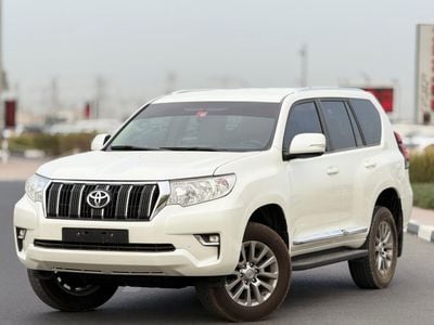 Toyota Prado Toyota Prado 2019 white 4x4 Gcc specs 6cylinders 4.0L Petro engine