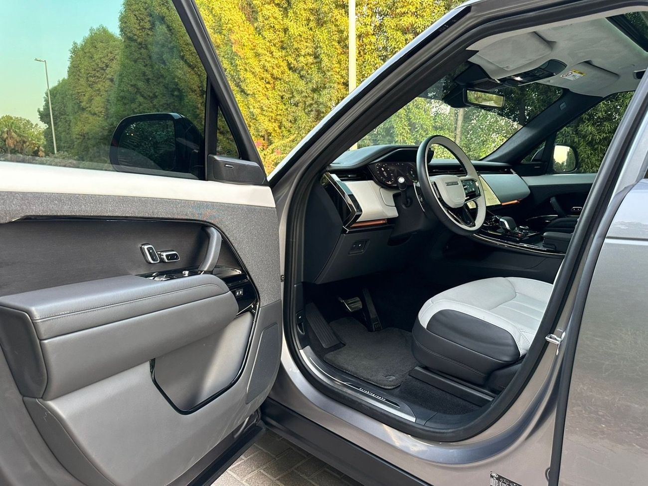 لاند روفر رينج روفر سبورت Autobiography P550e 3.0L | 2024 | V6 Plug-in Hybrid 550 HP | Perfect Condition