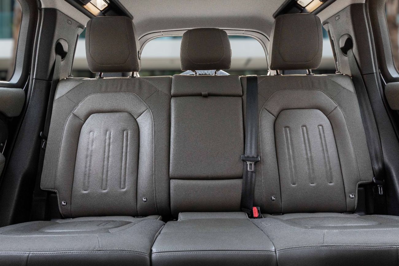 Land Rover Defender Defender P400 SE | 5,288 P.M | 0% Downpayment | AGENCY WARRANTY | ONE OWNER