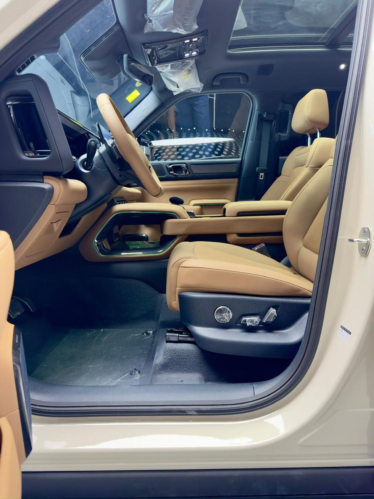 BYD Leopard 5 Leopard 5 2025 white color