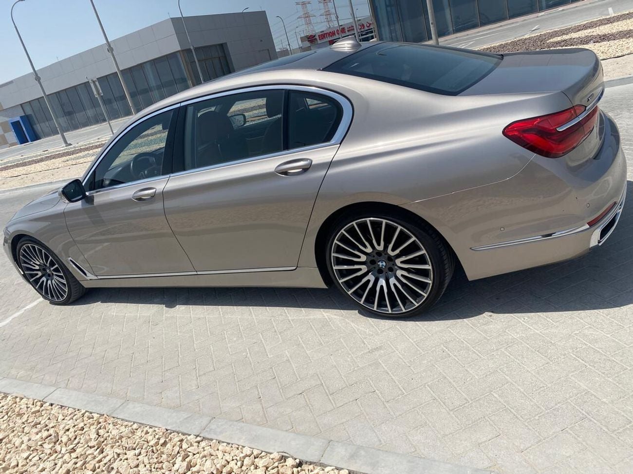 بي أم دبليو 750Li Luxury 4.4L (443 HP)