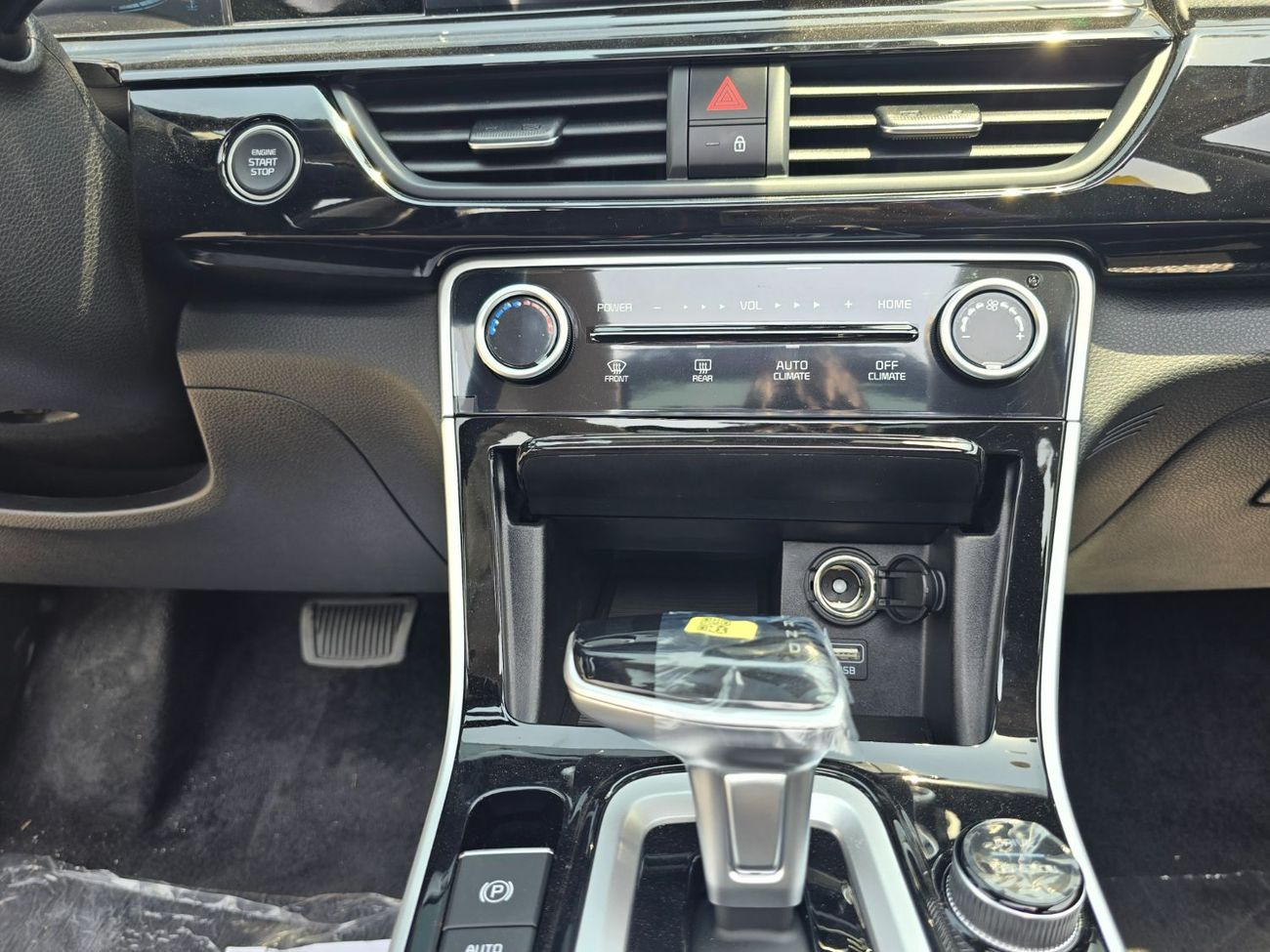 Kia Seltos available white dual tone and grey dual tone