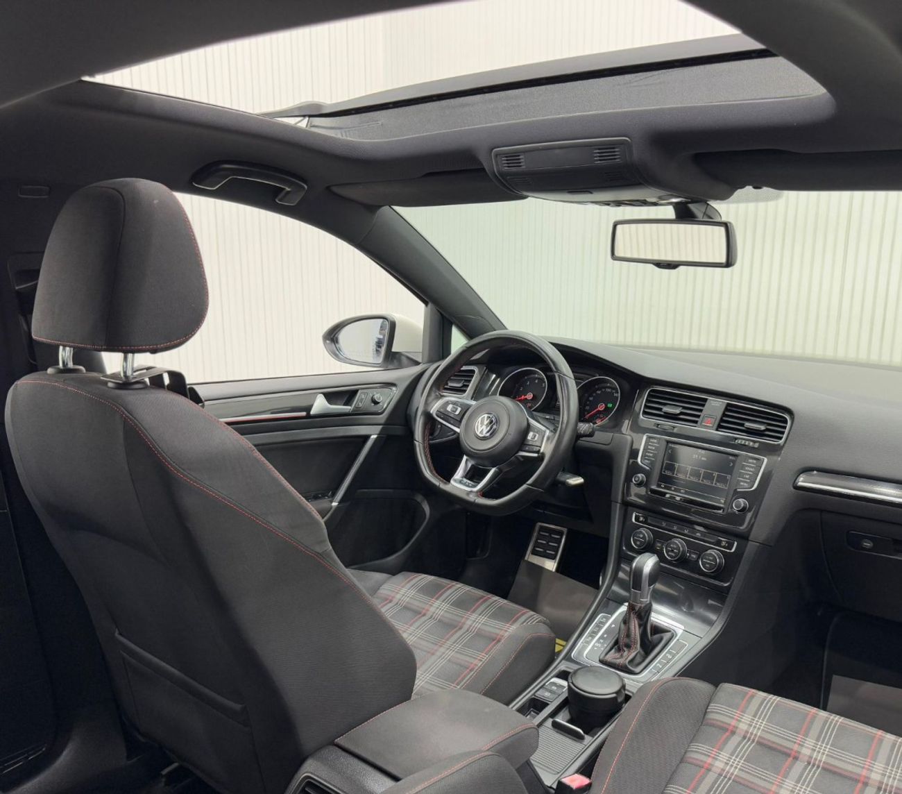 فولكس واجن جولف GTI 2016 Volkswagen Golf GTI, Service History, Excellent Condition, GCC