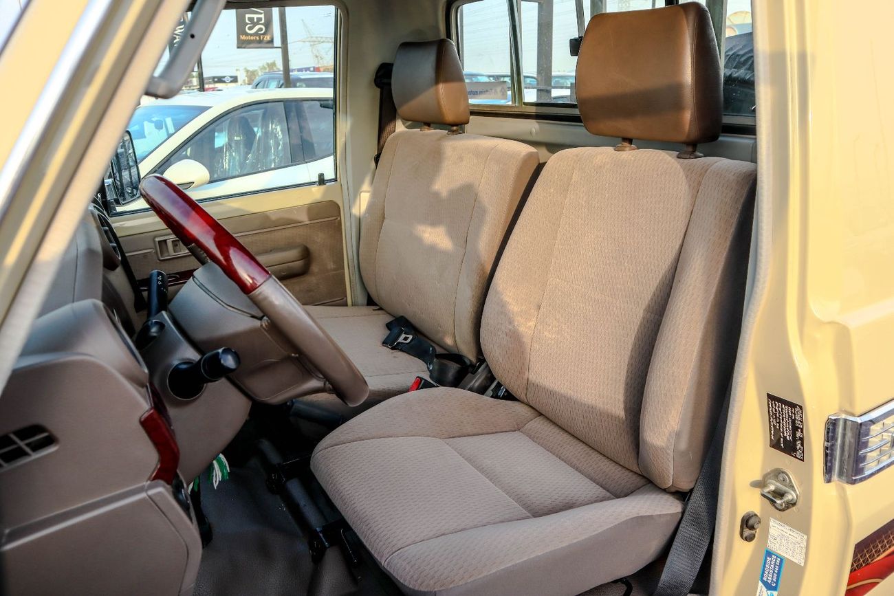 تويوتا لاند كروزر بيك آب Std 4.0L Single Cab Utility 4WD
