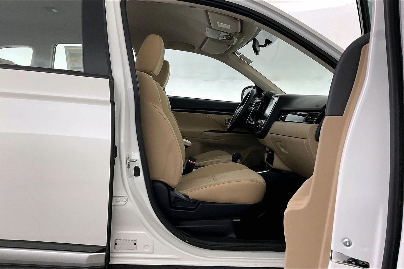 ميتسوبيشي آوتلاندر 2.5 GLX AUTO 4WD 7SEAT ML FABRIC SEATS | شامل الضمان | 0 ﺪﻔﻋﺓ ﺃﻮﻟﻯ