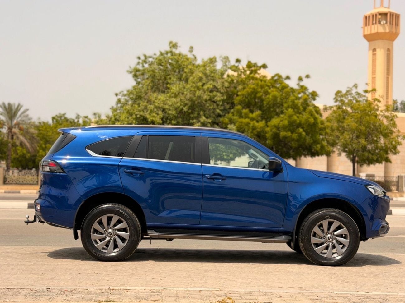 Isuzu MU-X HALF OPTION