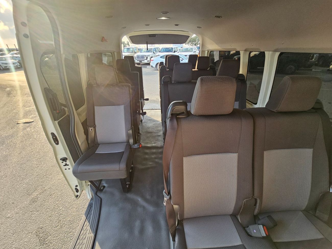 Toyota Hiace Commuter Highroof-3.5L-LHD-2WD-Side Glass-13 Seats- 4 Doors-Petrol-Automatic
