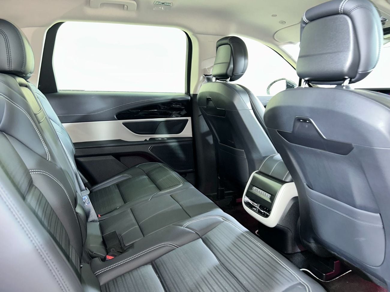 Lincoln Nautilus RESERVE I NAU325 / AL TAYER MOTORS AL QOUZ SHOWROOM