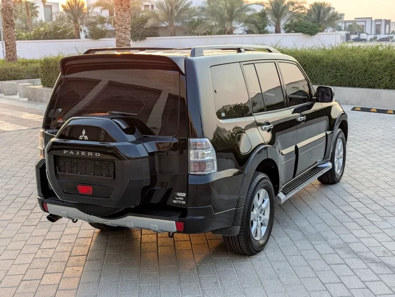 Mitsubishi Pajero GLS MIDLINE GLS Full Option TOP GCC Premium Condition Low KM Family SUV