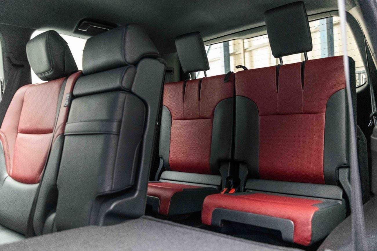 تويوتا لاند كروزر VXR 3.5L – Precious White Pearl Inside Black and Dark Red | Export Only